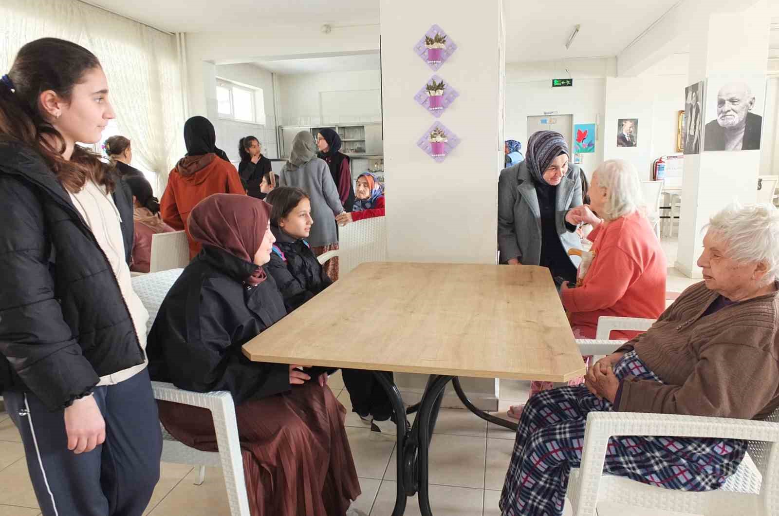 Balıkesirli öğrenciler yaşlıları sevindirdi
Balıkesirli öğrenciler yaşlıları sevindirdi