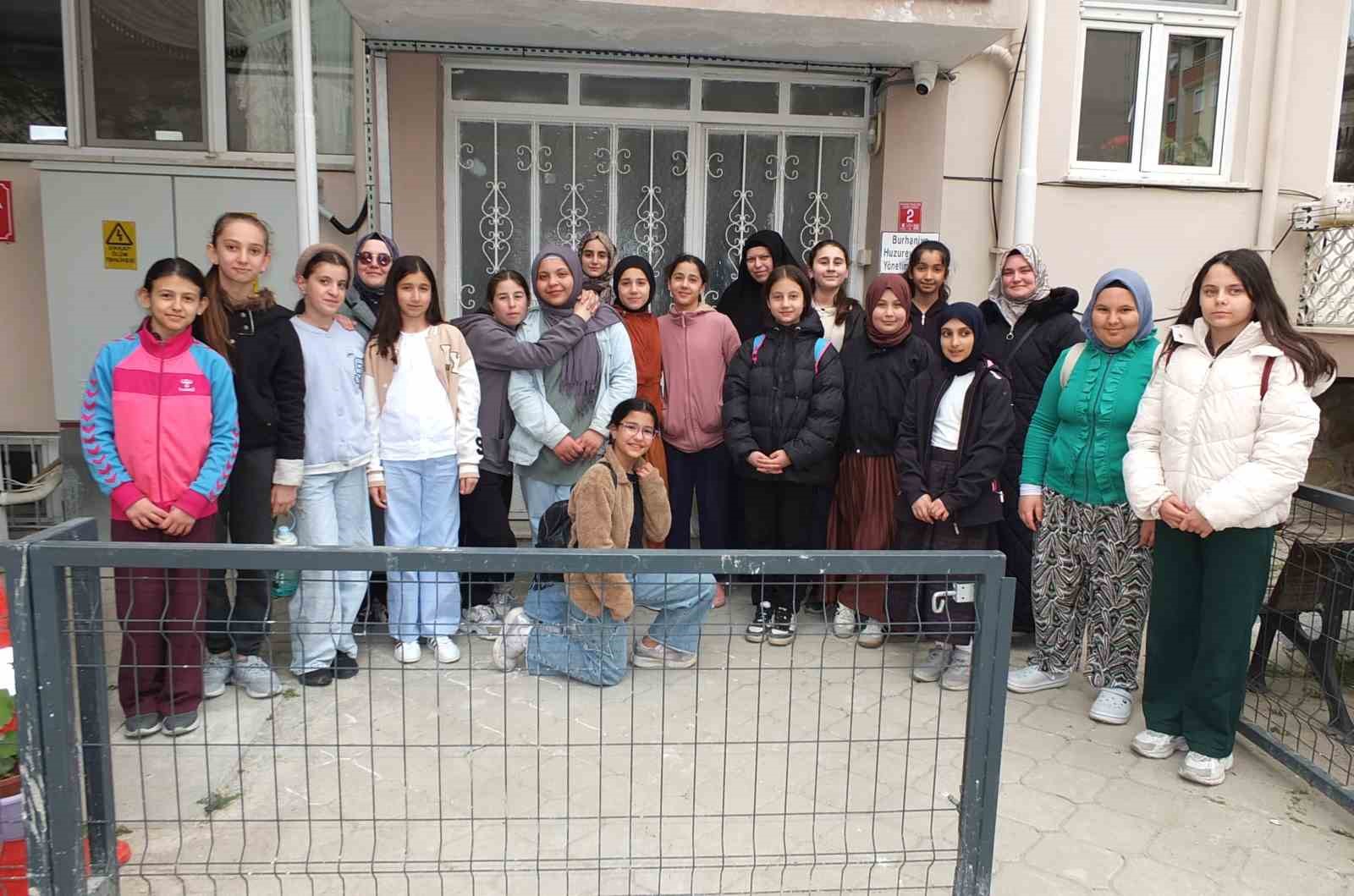 Balıkesirli öğrenciler yaşlıları sevindirdi
Balıkesirli öğrenciler yaşlıları sevindirdi