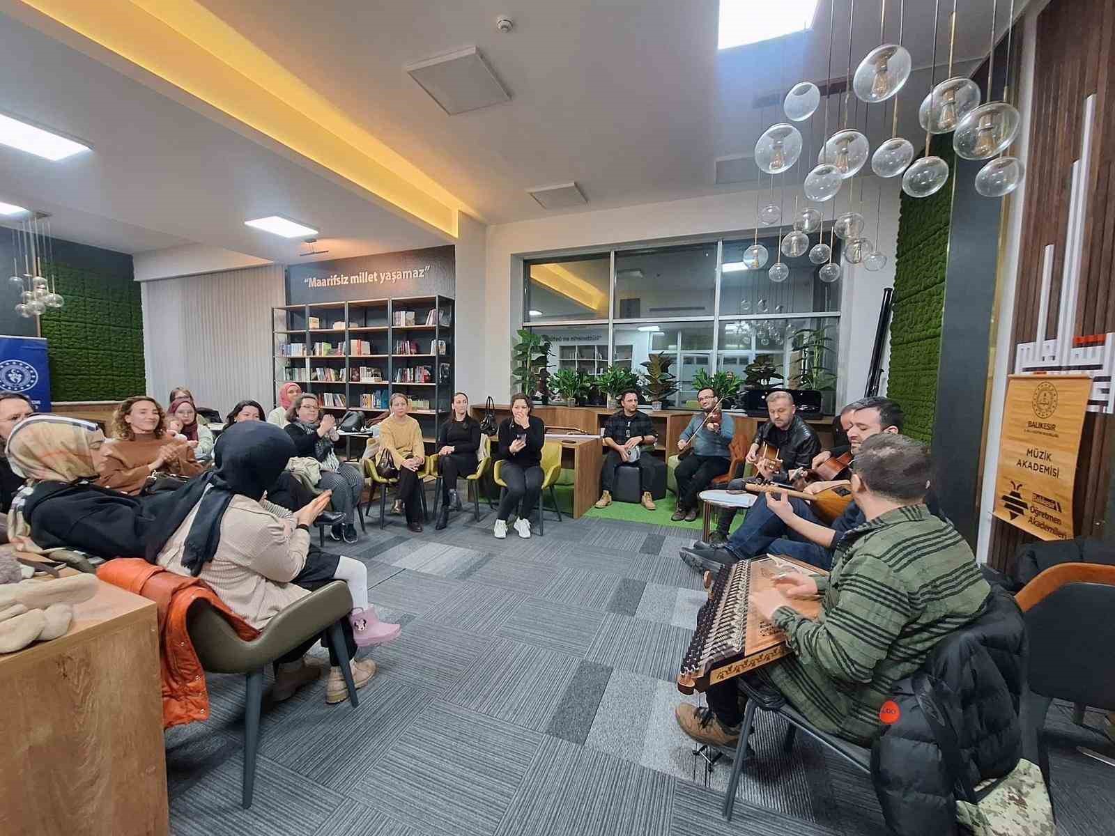 Balıkesirli öğretmenler hem çaldı, hem söyledi
