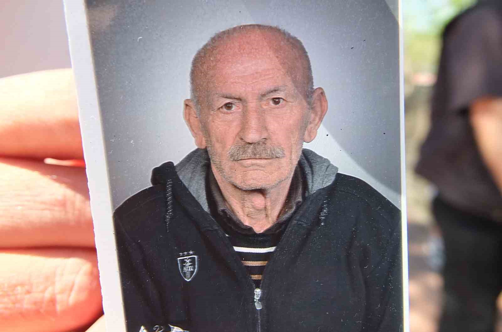 Balıkesirli vatandaş babasının hayrı için öğrencilere pamuk şekeri dağıttı
