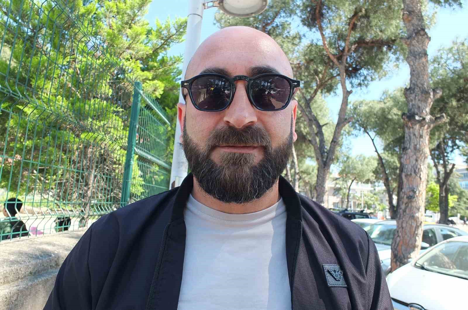 Balıkesirli vatandaş babasının hayrı için öğrencilere pamuk şekeri dağıttı
