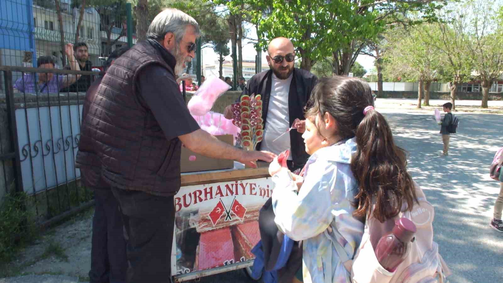 Balıkesirli vatandaş babasının hayrı için öğrencilere pamuk şekeri dağıttı
