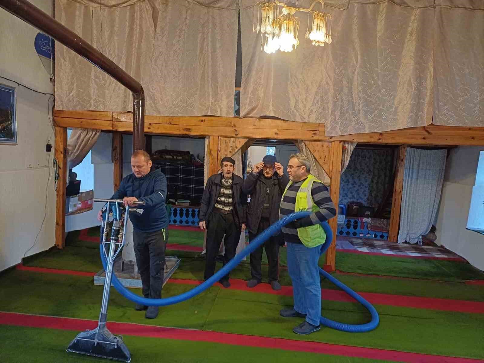 Balkanlar’daki camilerde Ramazan temizliği
