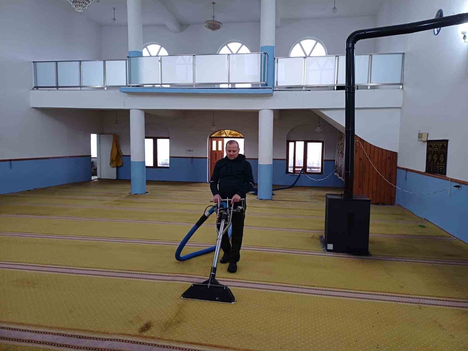 Balkanlar’daki camilerde Ramazan temizliği
