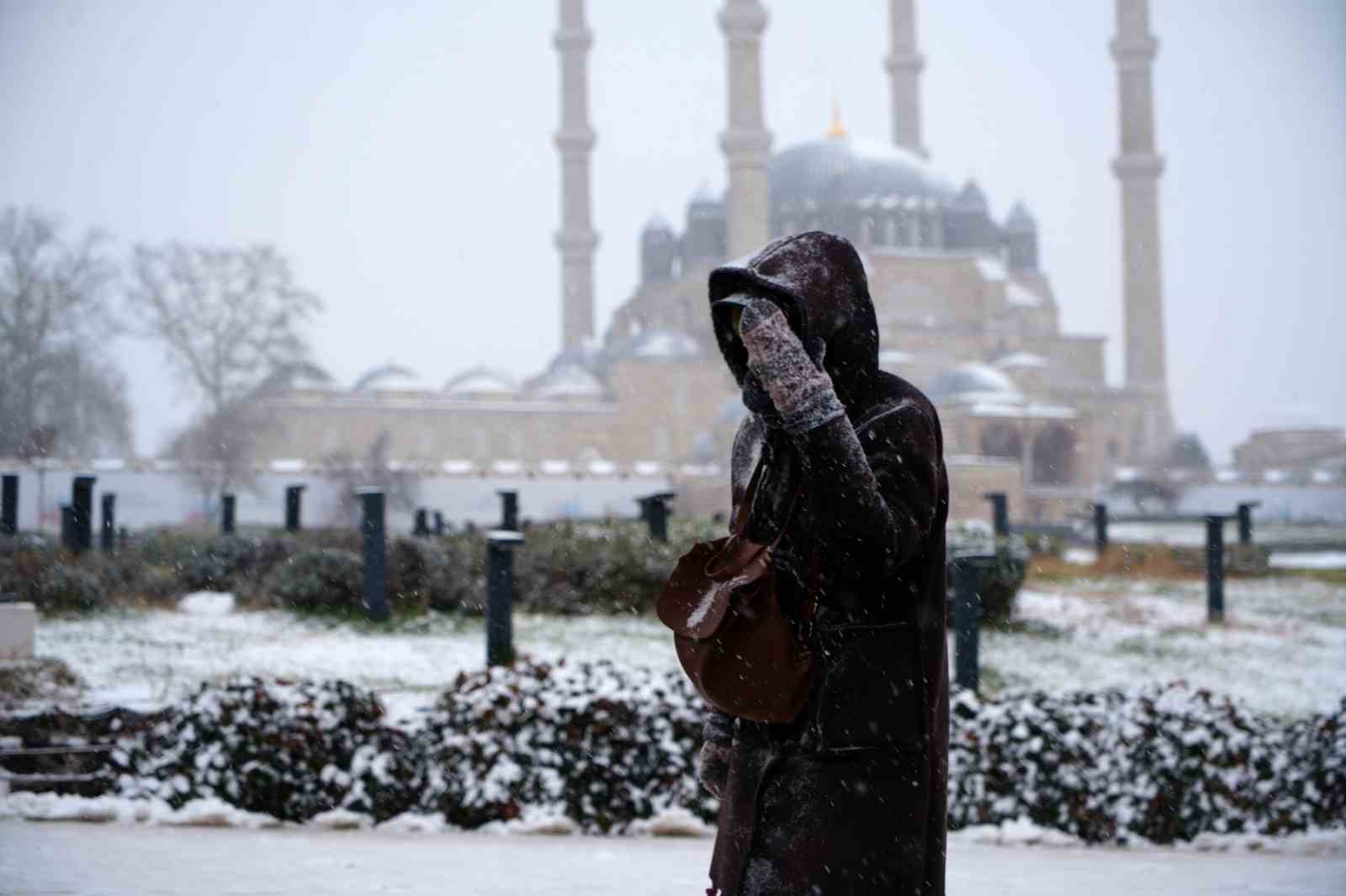 Balkanlardan gelen soğuk hava Edirne’yi beyaza bürüdü
