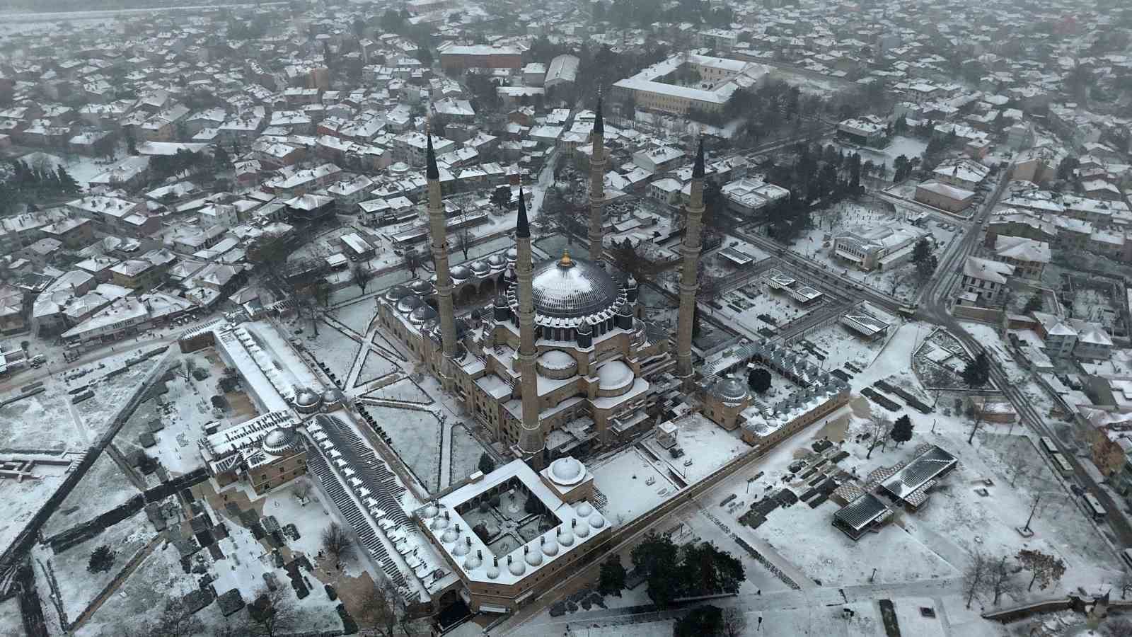 Balkanlardan gelen soğuk hava Edirne’yi beyaza bürüdü
