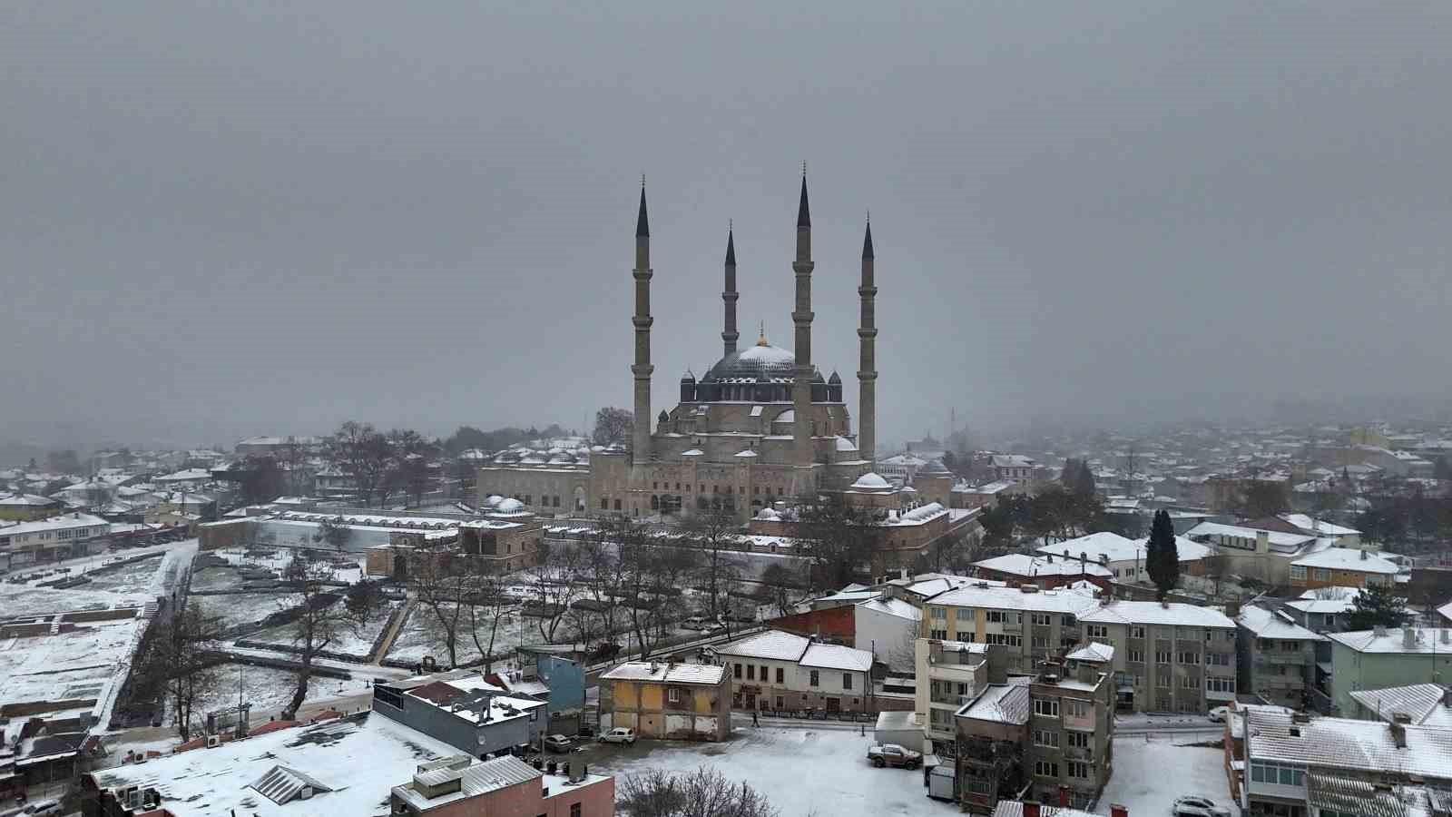 Balkanlardan gelen soğuk hava Edirne’yi beyaza bürüdü

