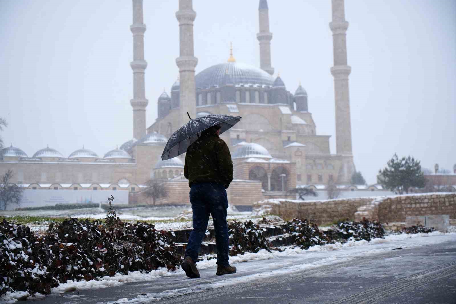 Balkanlardan gelen soğuk hava Edirne’yi beyaza bürüdü
