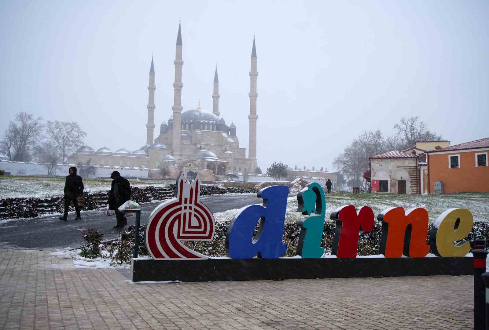 Balkanlardan gelen soğuk hava Edirne’yi beyaza bürüdü
