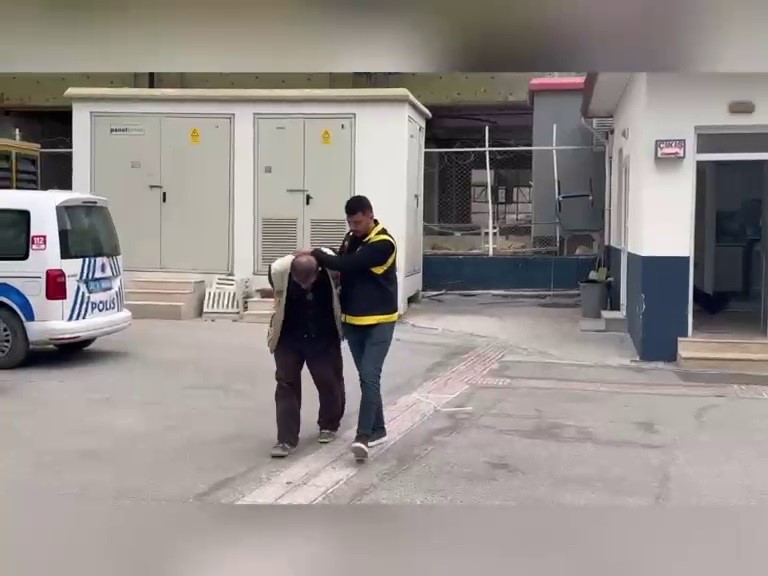 Balkonda silah, balta ve kılıç sergileyen şahıs hayrete düşürdü
