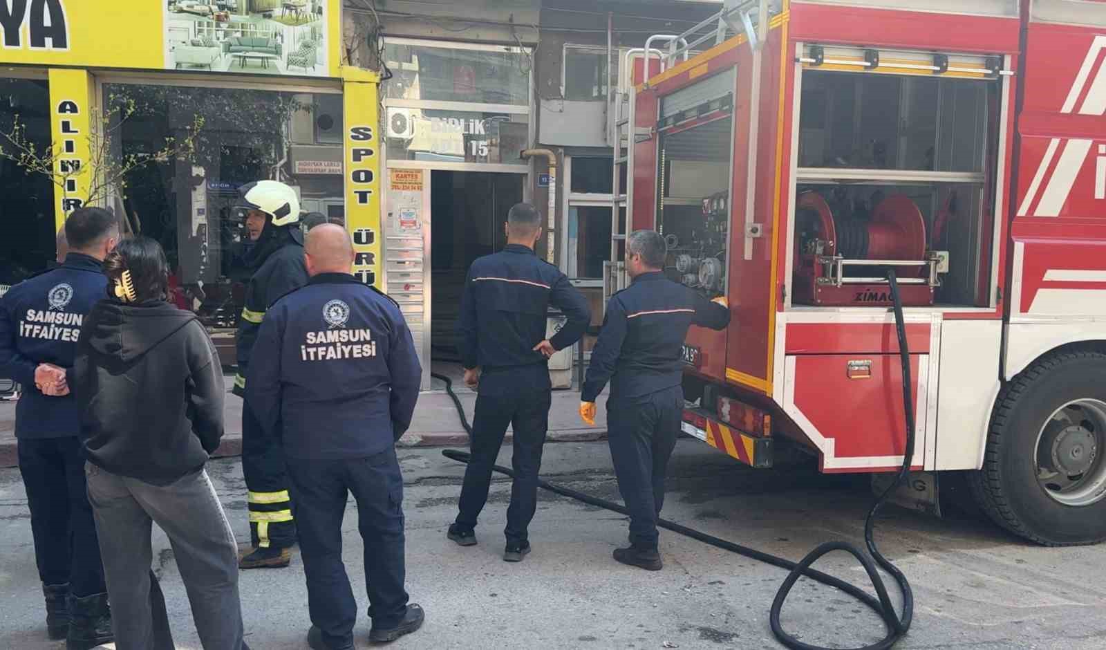 Balkonda yanan kitaplar paniğe neden oldu
