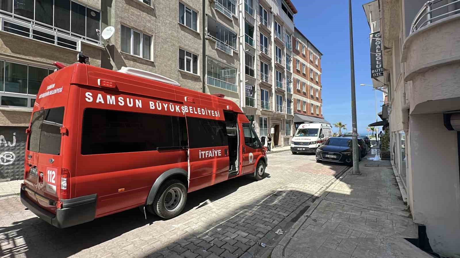 Balkonda yanan koltuk paniğe yol açtı
