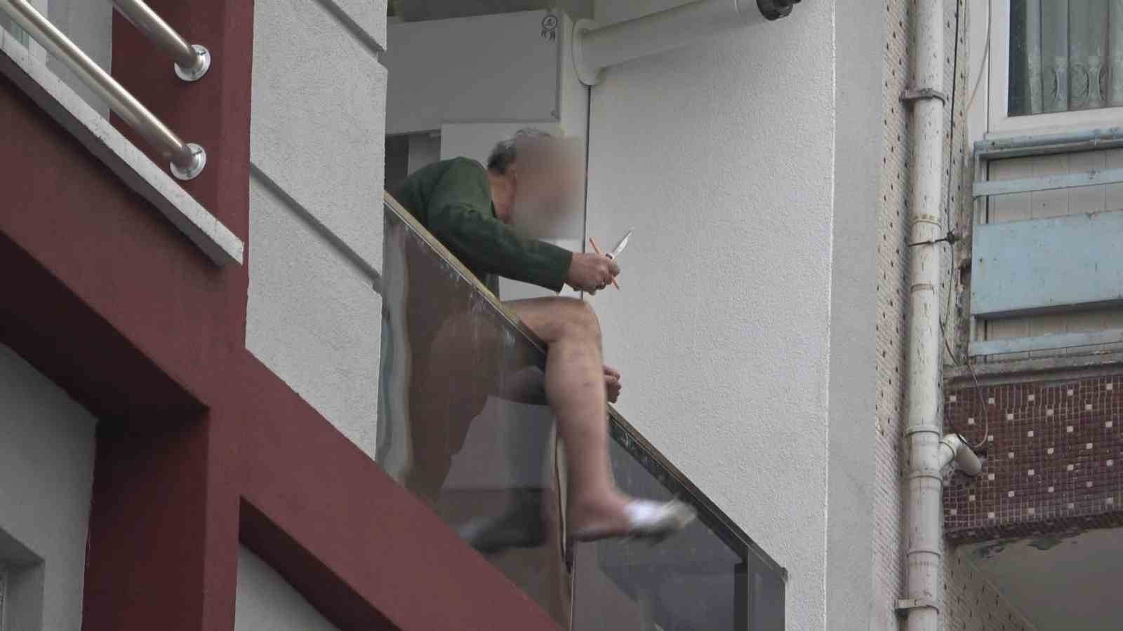 Balkondaki bıçaklı kriz özel harekat operasyonuyla son buldu
