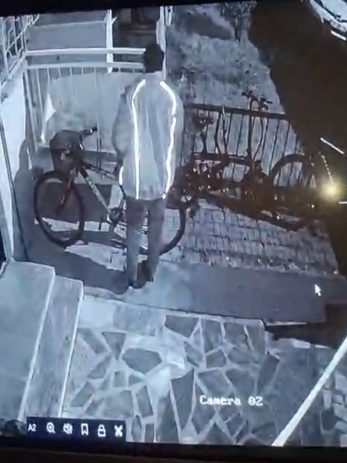 Balkondaki motosiklet ekipmanlarını çaldı
