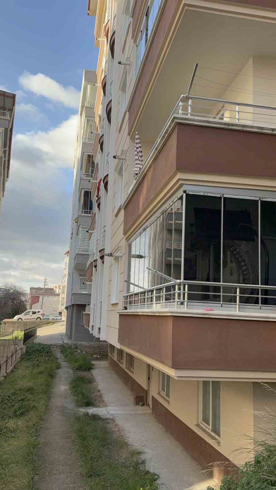 Balkondan düşen yaşlı kadın hayatını kaybetti
