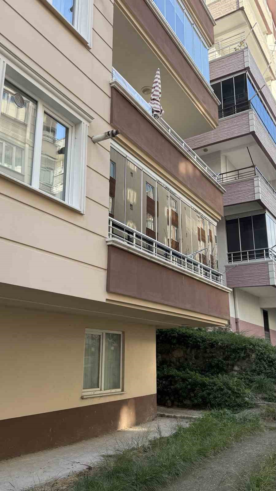 Balkondan düşen yaşlı kadın hayatını kaybetti
