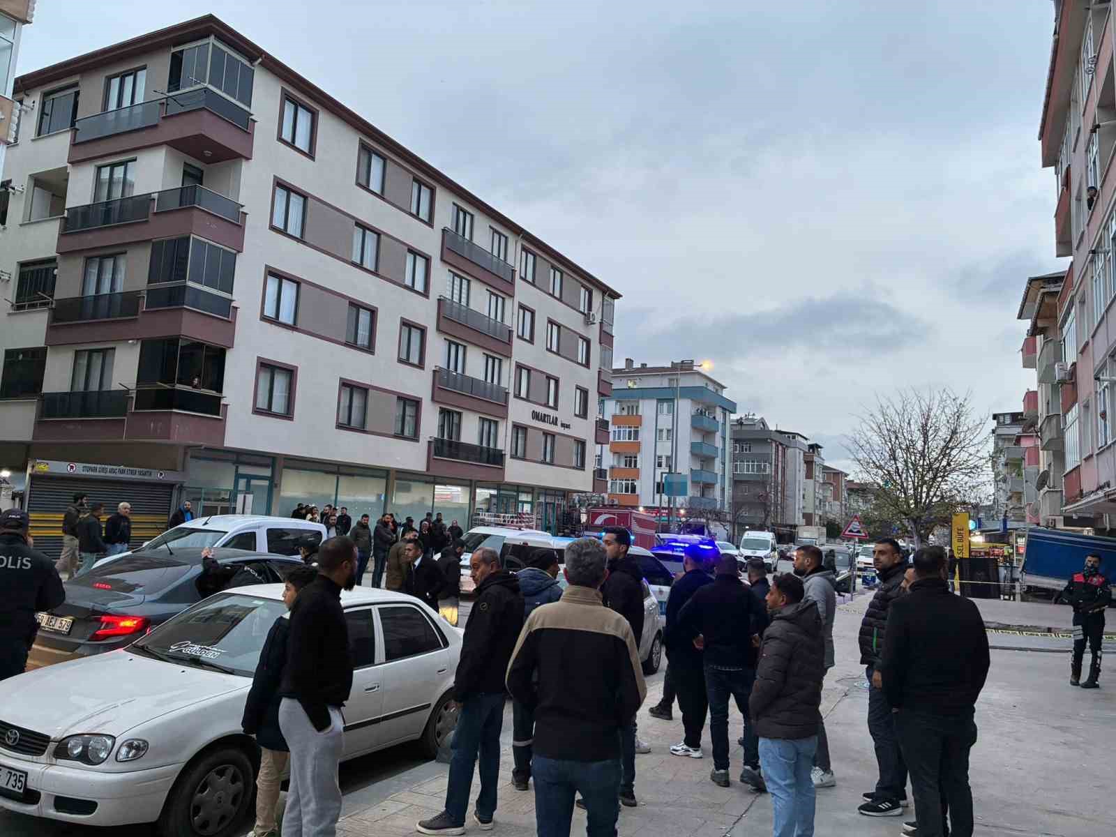 Balkondan pompalı tüfekle husumetlisini vurdu
