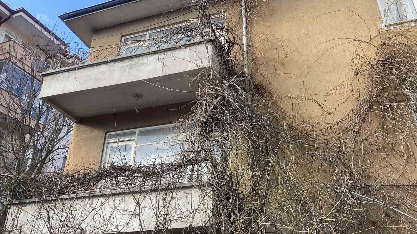 Balkondan tırmanıp girdiği evde 2 gün yaşadı
