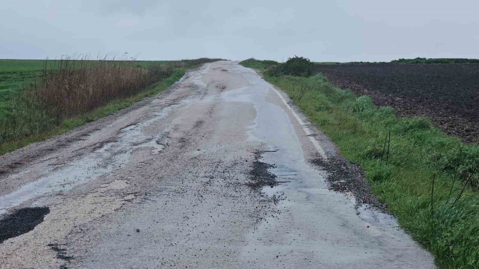Bandırma kırsalında kuvvetli yağış hayatı olumsuz etkiledi
