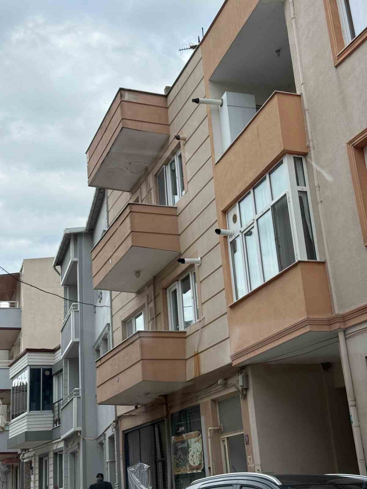 Bandırma’da balkondan düşen 51 yaşındaki adam hayatını kaybetti
