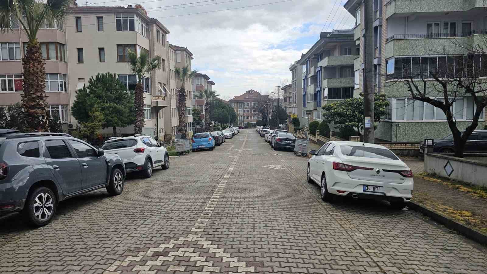 Bandırma’da çöl tozu yağmuru, araçlar çamur tabakasıyla kaplandı
