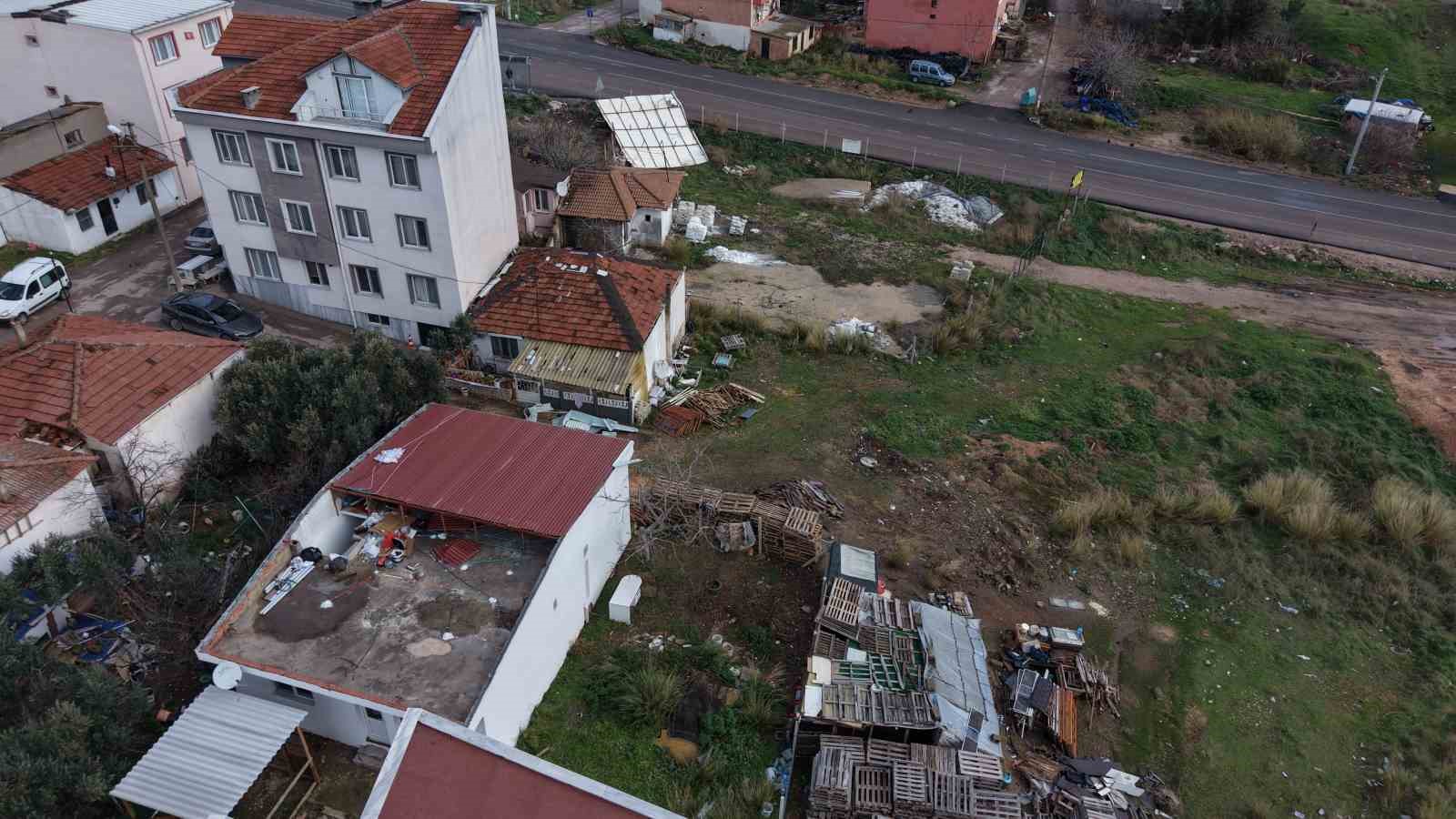 Bandırma’da fırtına, müstakil evin çatısını 60 metre uçurdu
