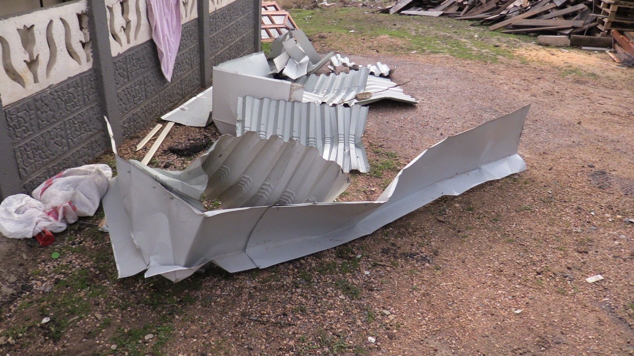 Bandırma’da fırtına, müstakil evin çatısını 60 metre uçurdu
