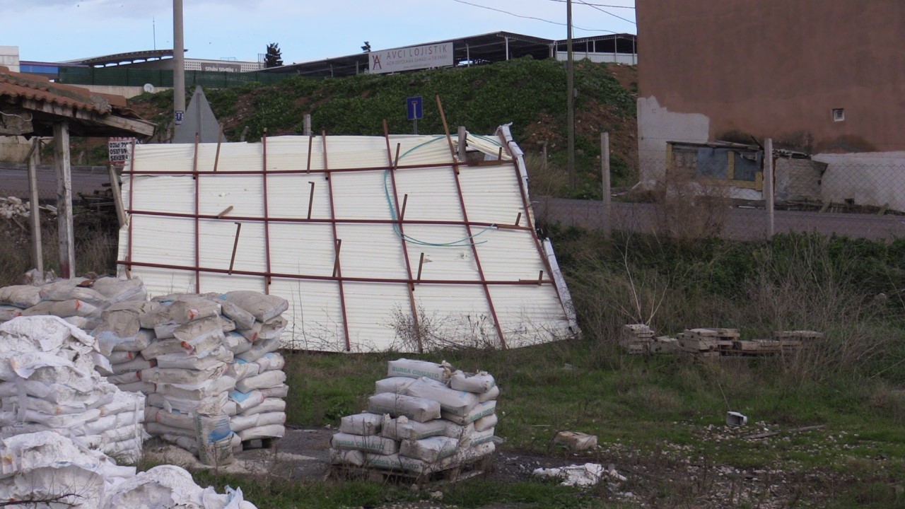 Bandırma’da fırtına, müstakil evin çatısını 60 metre uçurdu
