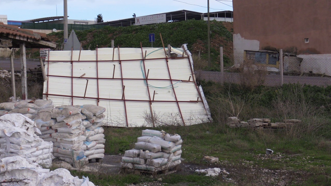 Bandırma’da fırtına, müstakil evin çatısını 60 metre uçurdu
