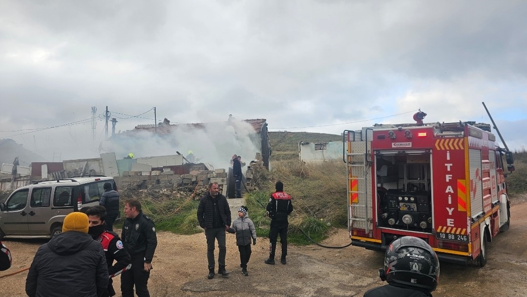 Bandırma’da metruk binada soba yangını, 1 kişi dumandan etkilendi
