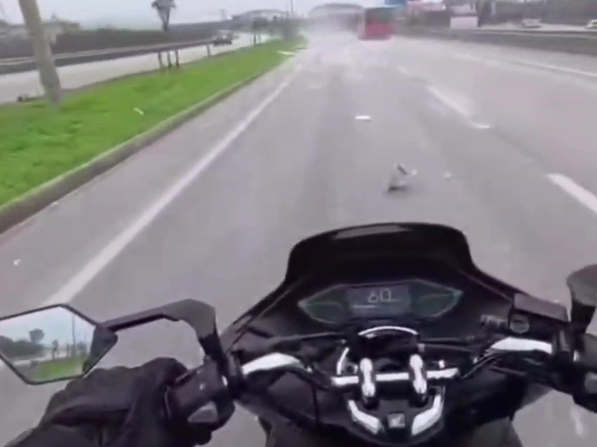 Bandırma’da seyir halindeki kamyonetten alçıpanlar yola savruldu
