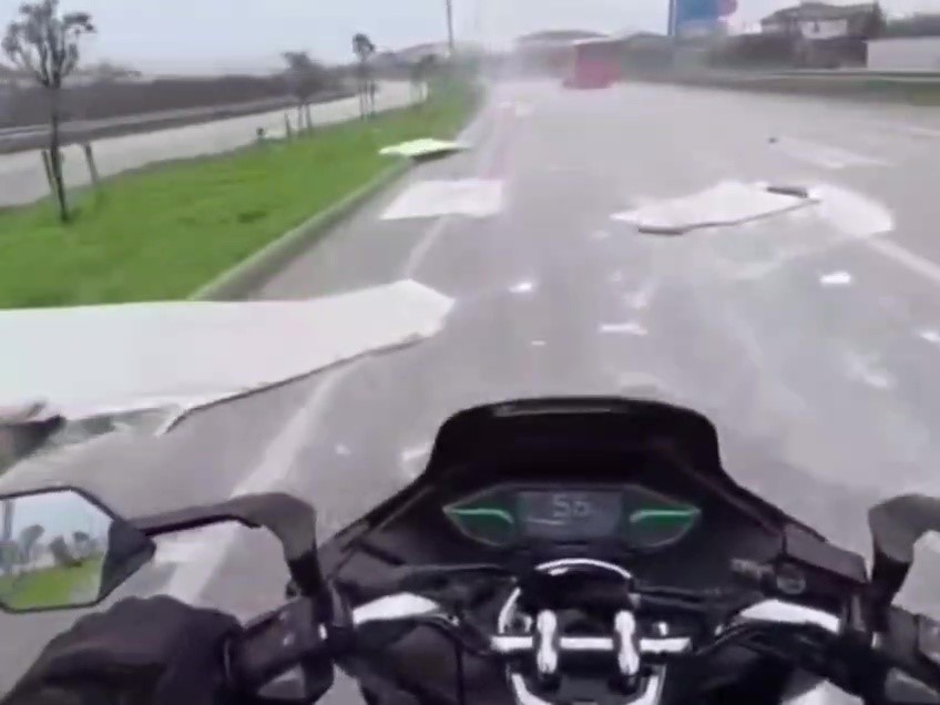 Bandırma’da seyir halindeki kamyonetten alçıpanlar yola savruldu
