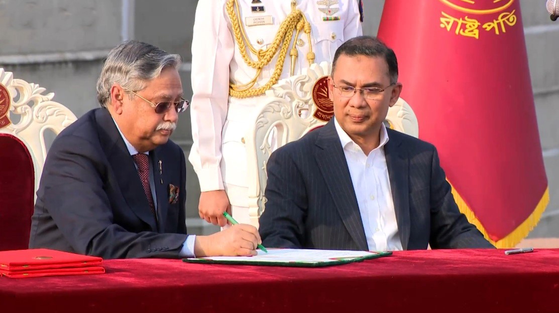 Bangladeş Başbakanı Rahman, yemin ederek görevine başladı
Bangladeş Başbakanı Rahman, yemin ederek görevine başladı