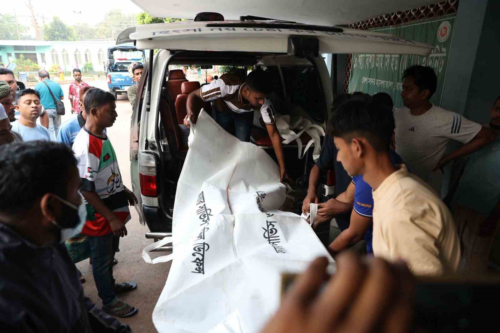 Bangladeş’te yolcu otobüsü nehre düştü: 24 ölü
