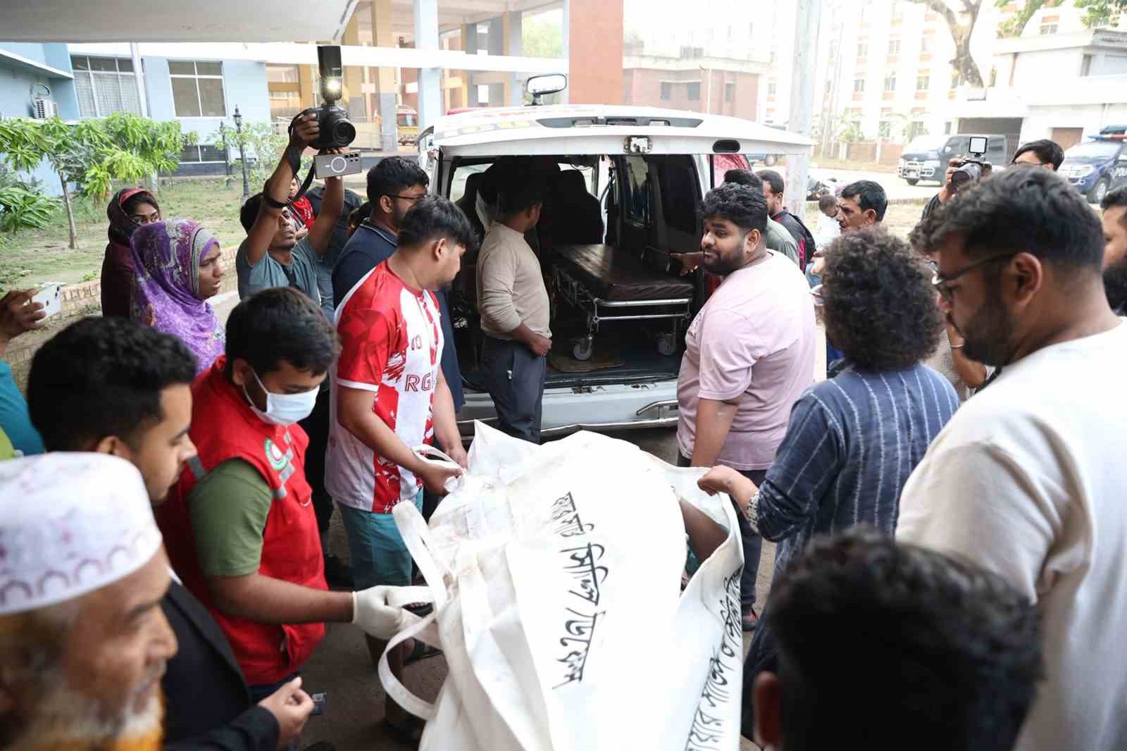 Bangladeş’te yolcu otobüsü nehre düştü: 24 ölü
