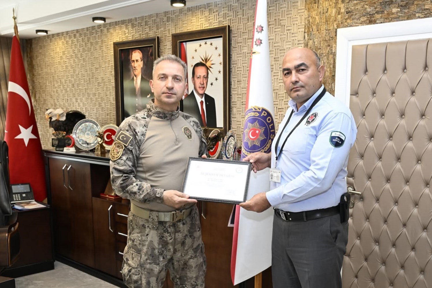 Banka güvenlik görevlisi, yaşlı kadını dolandırılmaktan kurtardı
