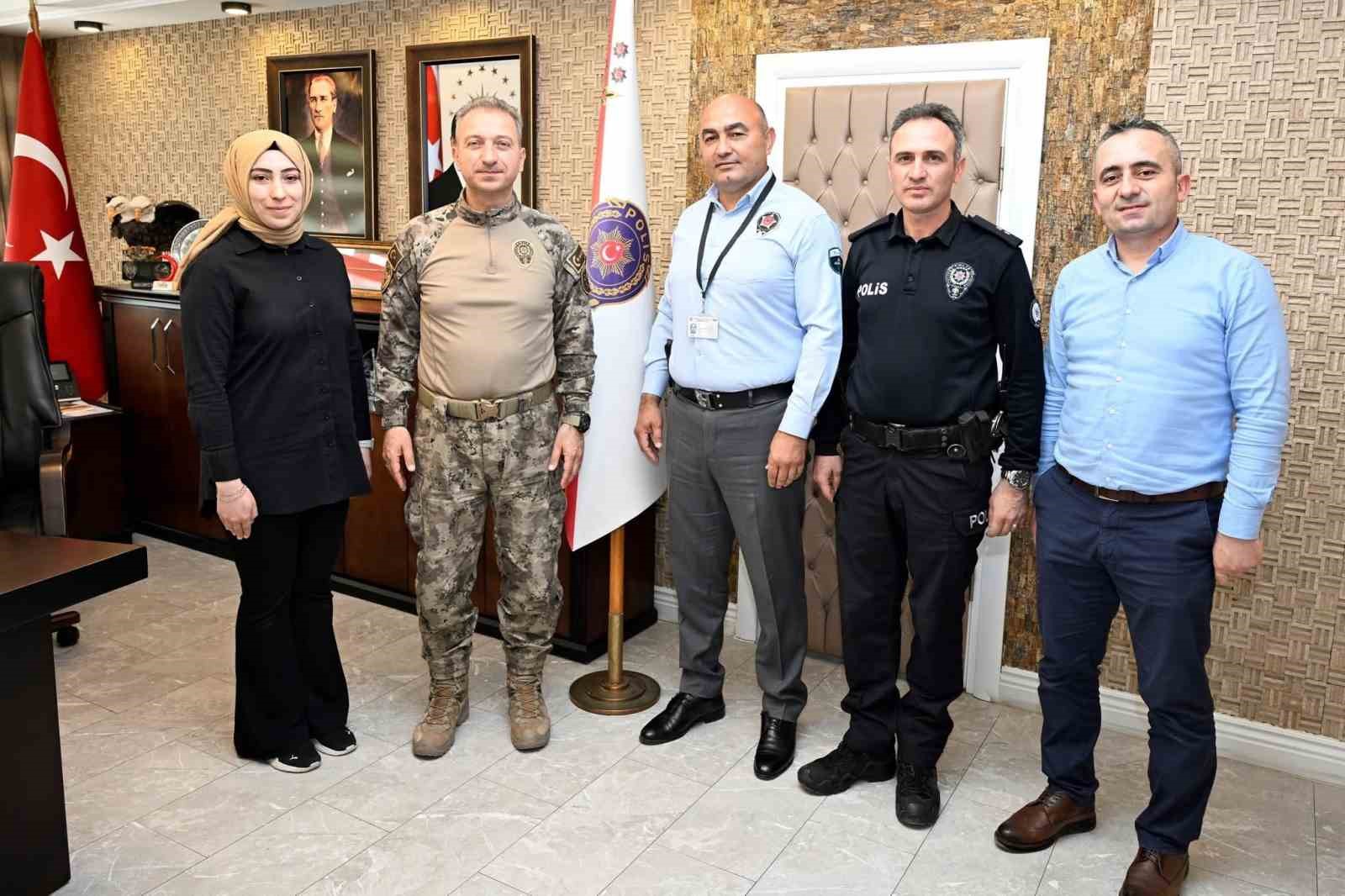 Banka güvenlik görevlisi, yaşlı kadını dolandırılmaktan kurtardı
