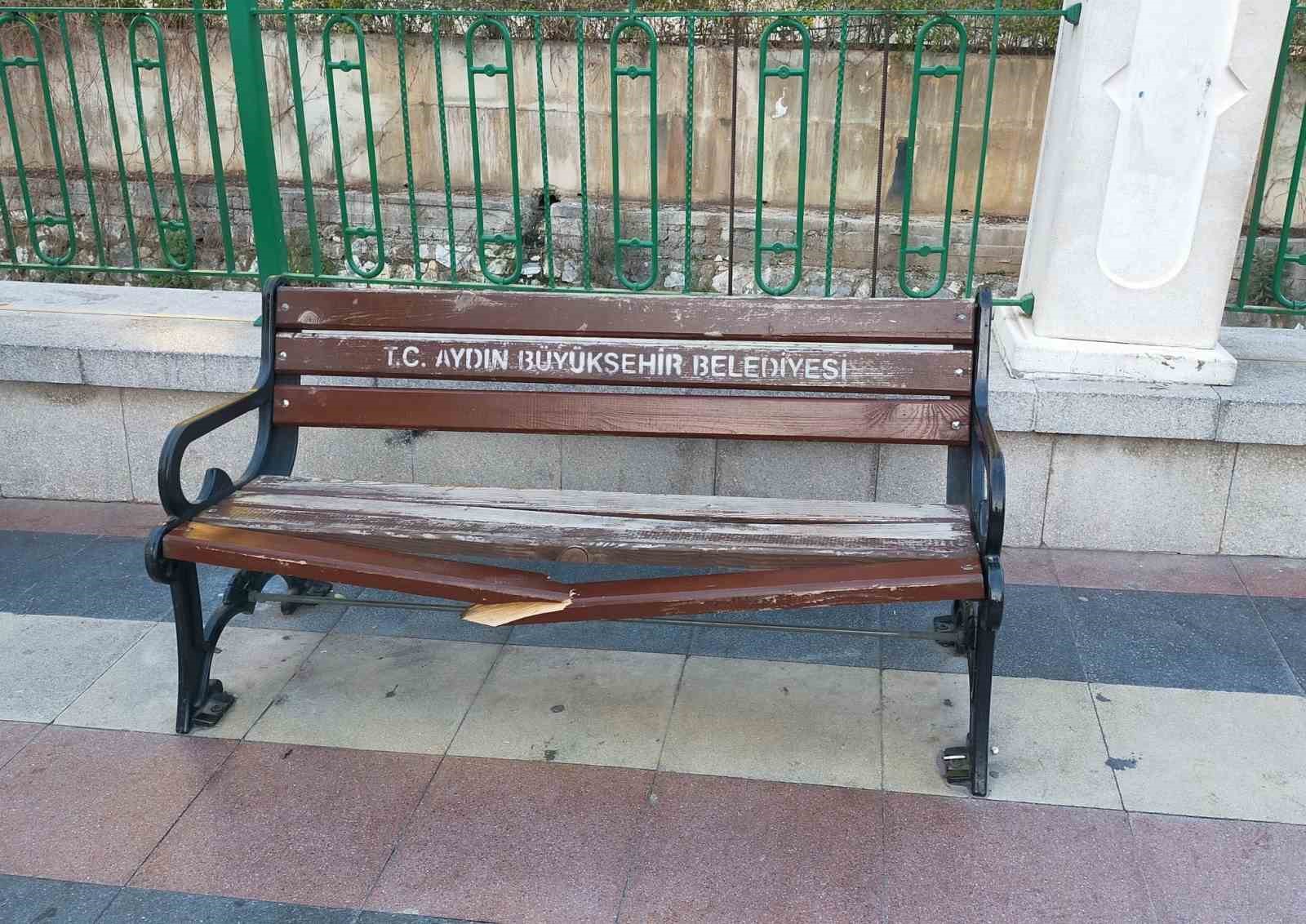 Banklar ve sokaklar duyarsız vatandaşların hedefi oldu
