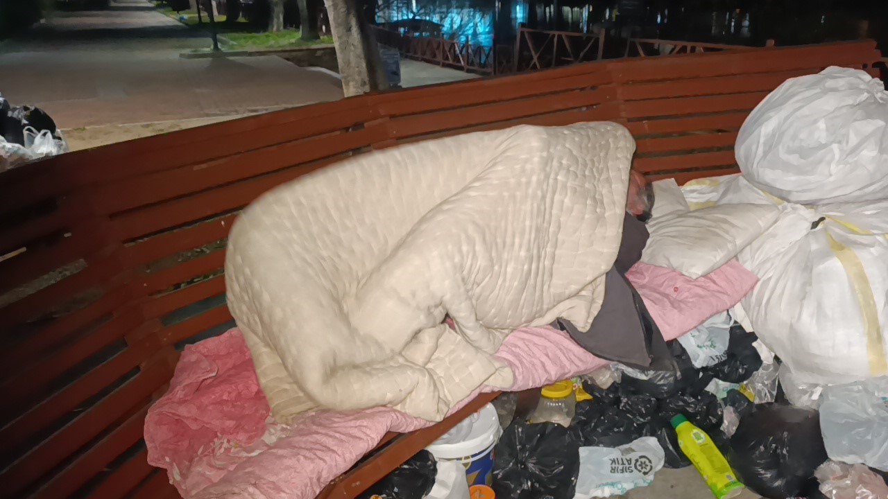 Bankta hayatını sürdüren adam, otelde konaklamayı kabul etmedi
