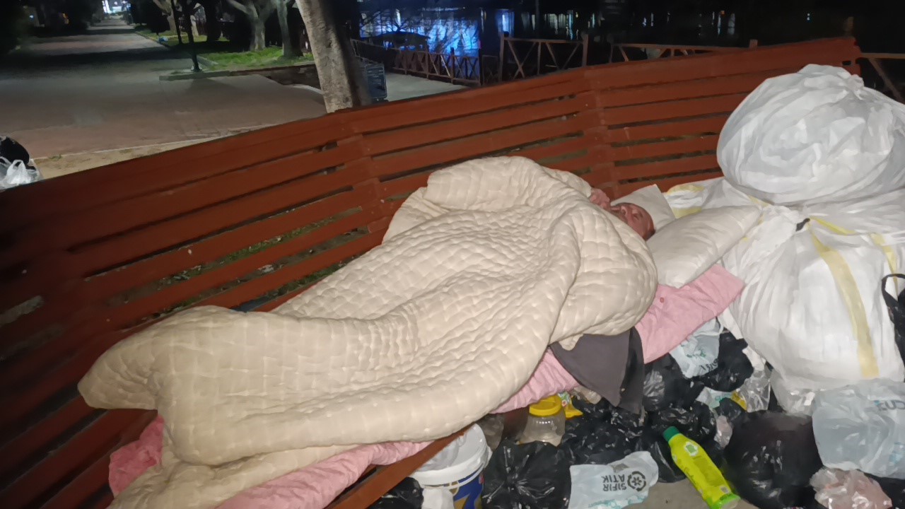 Bankta hayatını sürdüren adam, otelde konaklamayı kabul etmedi
