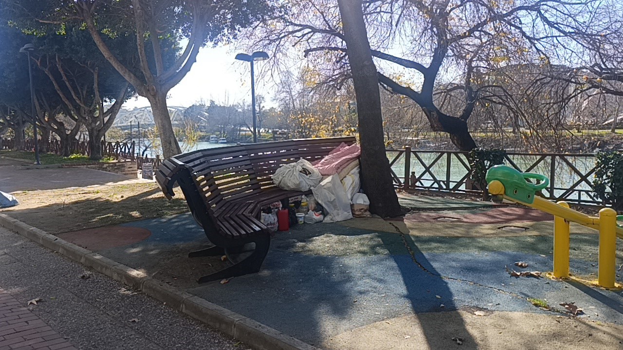 Bankta hayatını sürdüren adam, otelde konaklamayı kabul etmedi
