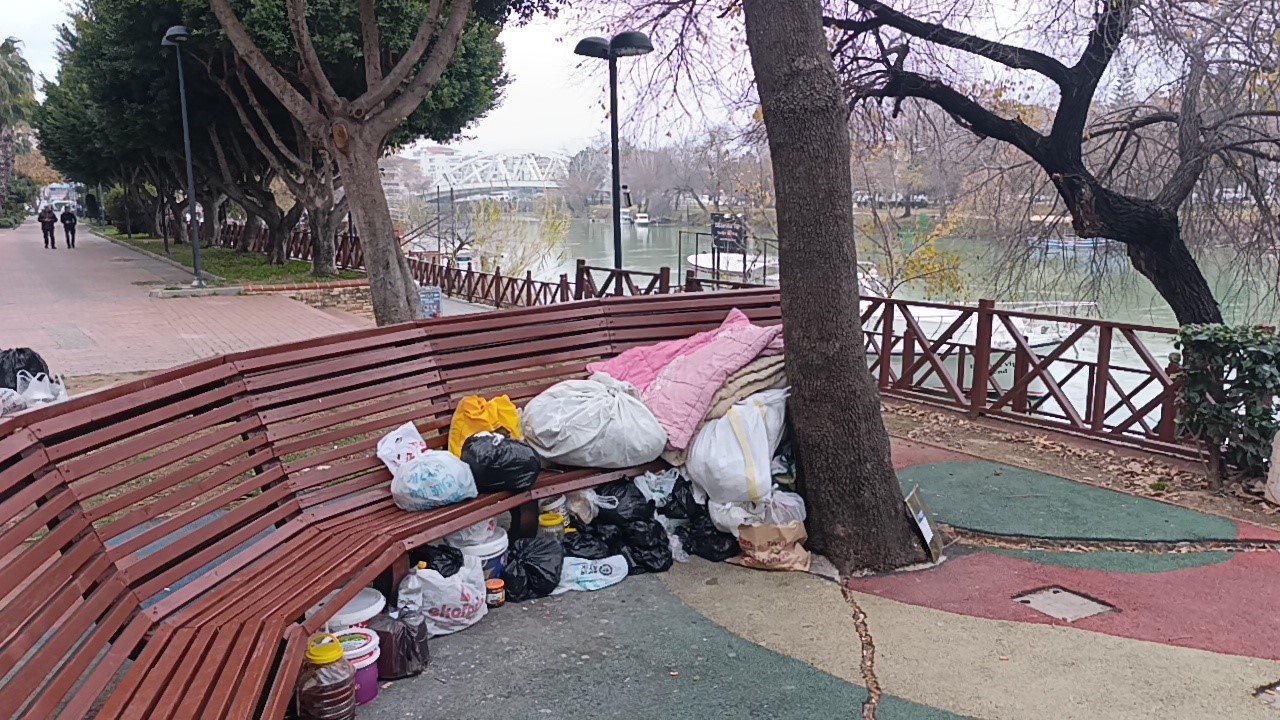 Bankta hayatını sürdüren adam, otelde konaklamayı kabul etmedi
