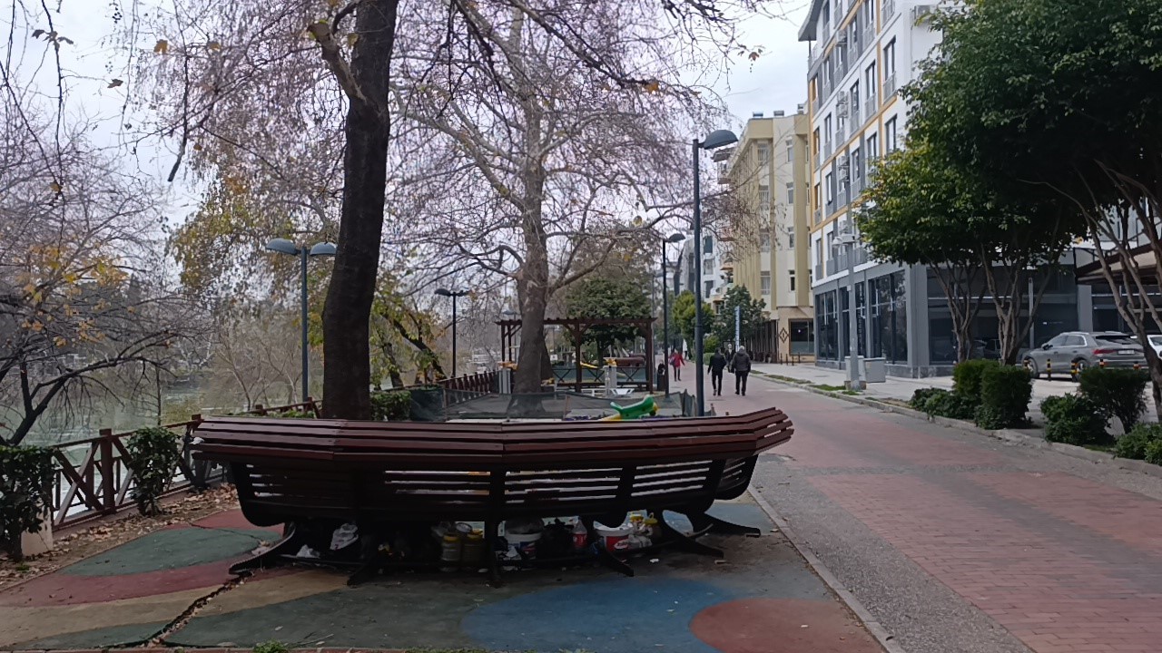 Bankta hayatını sürdüren adam, otelde konaklamayı kabul etmedi
