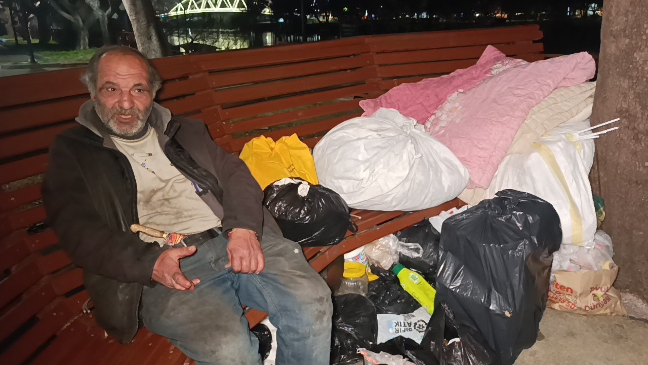 Bankta hayatını sürdüren adam, otelde konaklamayı kabul etmedi
