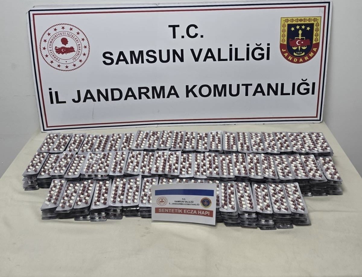 Banyoda tavan arasına gizlenen 7 bin uyuşturucu hap ele geçti
