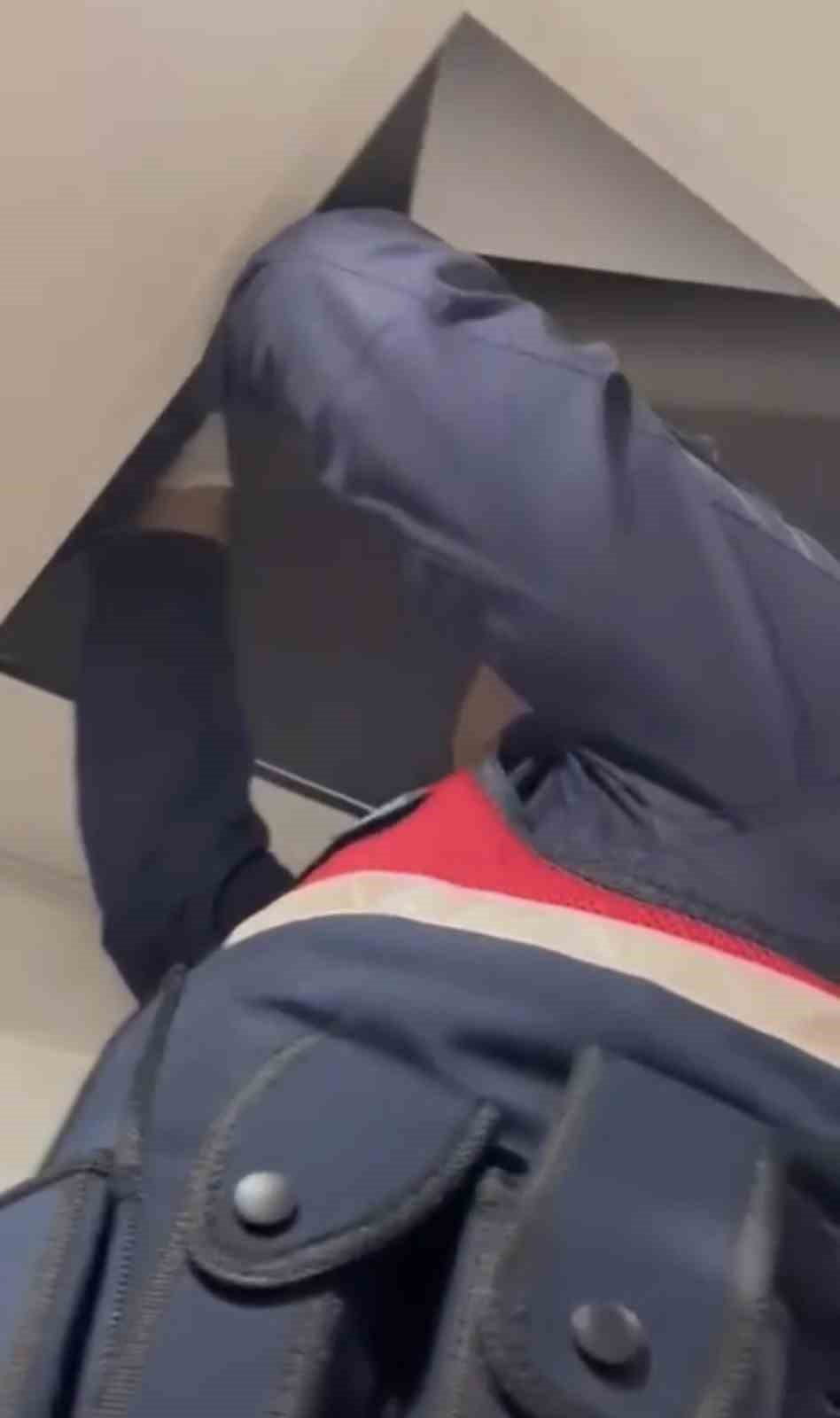 Banyoda tavan arasına gizlenen 7 bin uyuşturucu hap ele geçti
