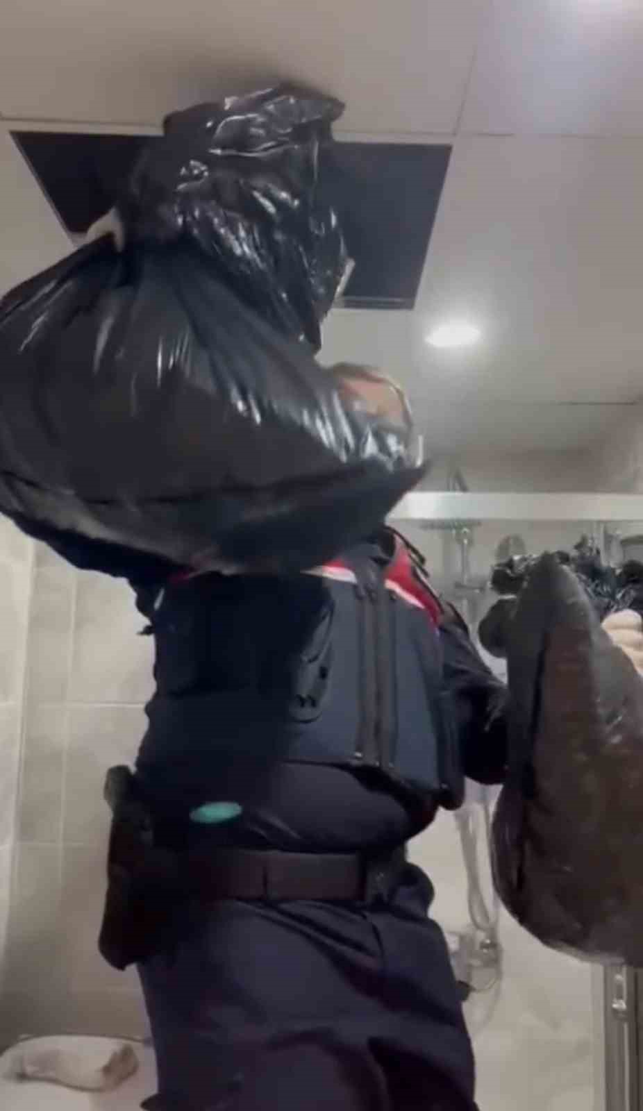 Banyoda tavan arasına gizlenen 7 bin uyuşturucu hap ele geçti
