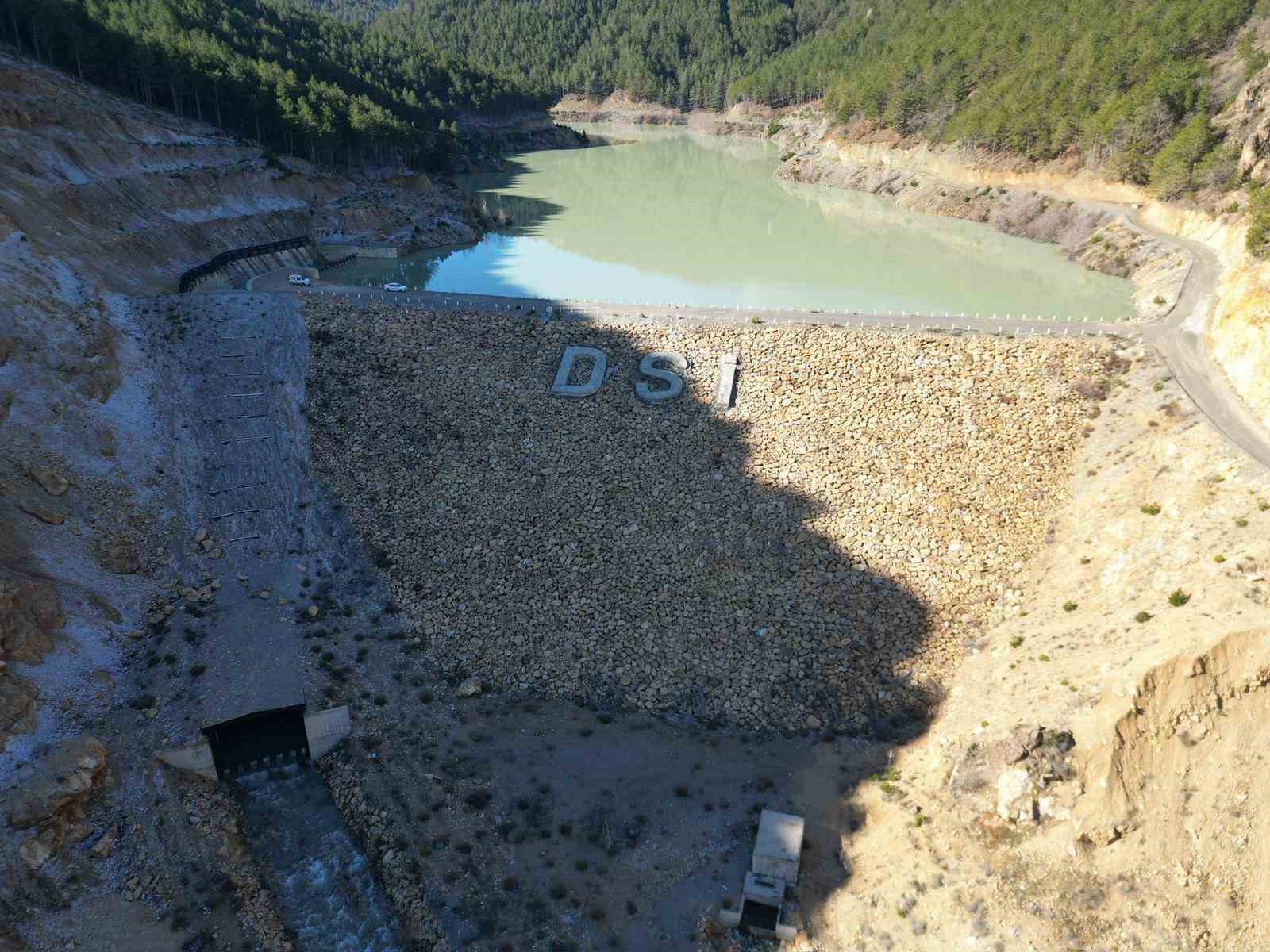 Baraj gölünde artan su seviyesi orman ve arazi yollarında heyelana neden oldu
