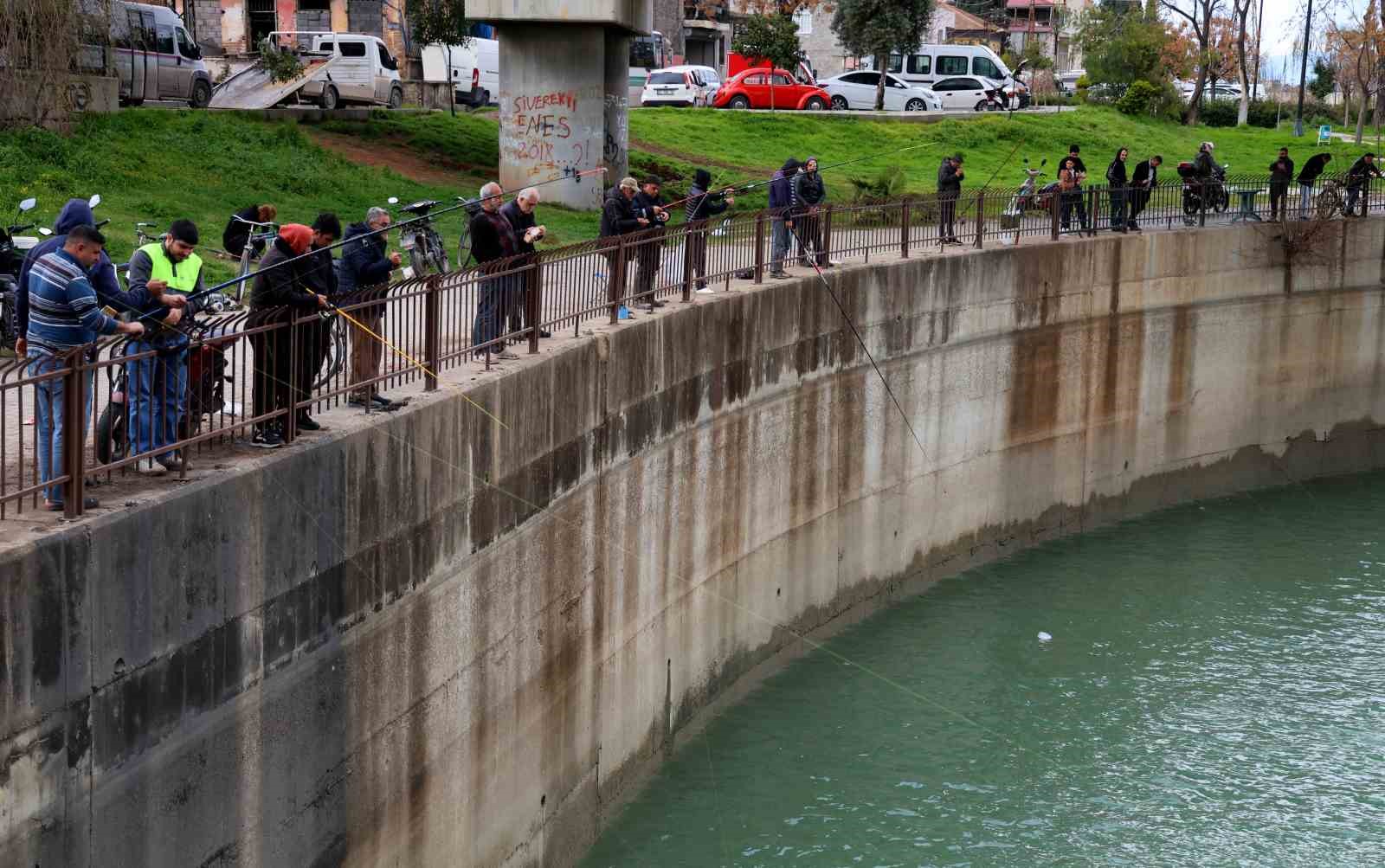 Baraj kapakları açıldı, onlarca balıkçı nehre akın etti
Baraj kapakları açıldı, onlarca balıkçı nehre akın etti