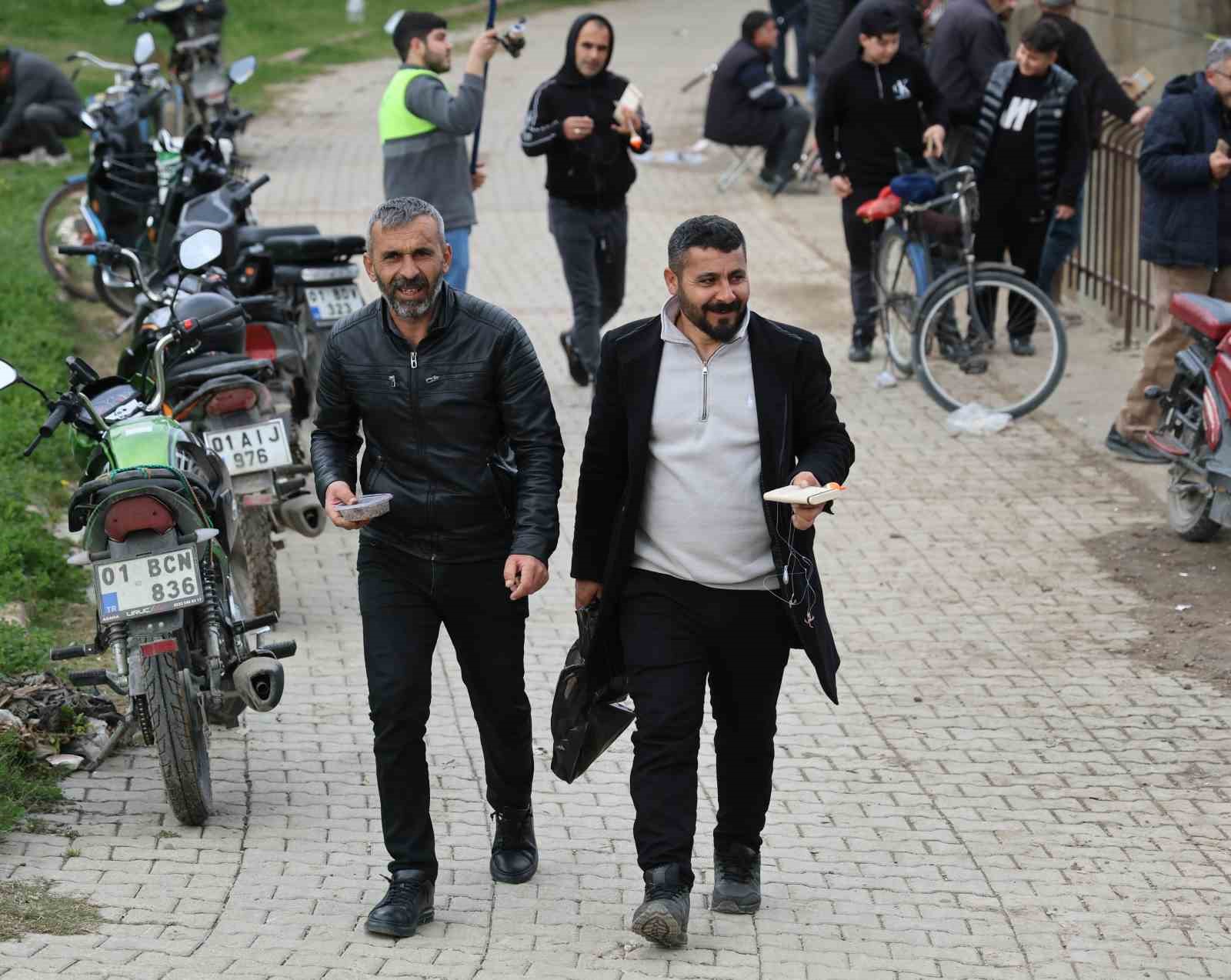 Baraj kapakları açıldı, onlarca balıkçı nehre akın etti
Baraj kapakları açıldı, onlarca balıkçı nehre akın etti